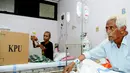 Pasien yang sedang dirawatat di RS.Fatmawati, Jakarta Selatan, Rabu (09/04/14) tetap menggunakan hak pilihnya  (Liputan6.com/Andrian M Tunay)