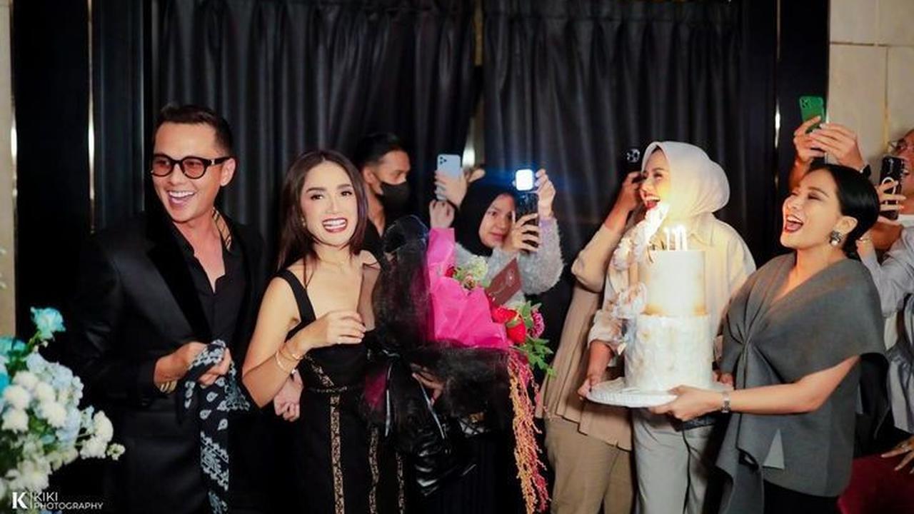 Penampilan Ussy Sulistiawaty langsung mencuri perhatian. Potretnya dipuji cantik.