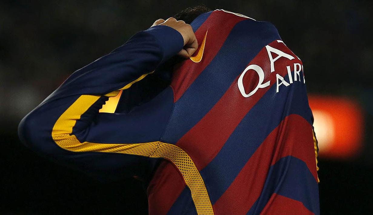 Striker Barcelona, Neymar, membuka bajunya usai laga La Liga melawan Celta Vigo di Stadion Camp Nou, Spanyol, Minggu (14/2/2016). Barcelona berhasil menang 6-1 atas Celta Vigo. (REuters/Albert Gea) 