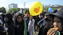 Anak-anak mengantre untuk mendapat giliran saat kampanye imunisasi polio di Sigli Town Square di Pidie, Aceh, Senin (28/11/2022). Kementerian Kesehatan melakukan vaksinasi massal guna mencegah meluas kasus polio di daerah itu sehubungan terjadinya penambahan kasus menjadi empat anak terinfeksi polio type 2 di provinsi Aceh. (AP Photo/Riska Munawarah)