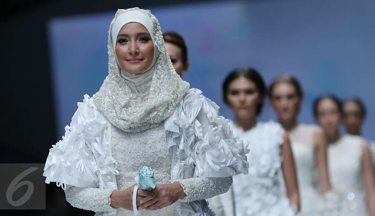 Sejumlah model membawakan busana rancangan Barli Asmara pada hari kedua Jakarta Fashion Week (JFW) 2016 di Senayan city, Jakarta, Minggu (25/10/2015). Barli juga lebih banyak bereksplorasi dengan material dan teknik rumit pada koleksi kali ini