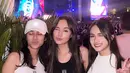 Di samping Caitlin, ada Azizah Salsha yang tampil dengan tanktop putih, celana hitam, dan topi putihnya. Juga Angie Marcheria dengan halter top dan long pants serba putih.  [@angiemstwn].