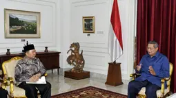 Presiden Susilo Bambang Yudhoyono (kanan) bersiap membayar zakat yang akan diserahkan melalui Ketua Umum Badan Amil Zakat Nasional (BAZNAS) Didin Hafidhuddin (kiri) di Kantor Presiden, Jakarta, (23/7/2014). (ANTARA FOTO/Andika Wahyu)