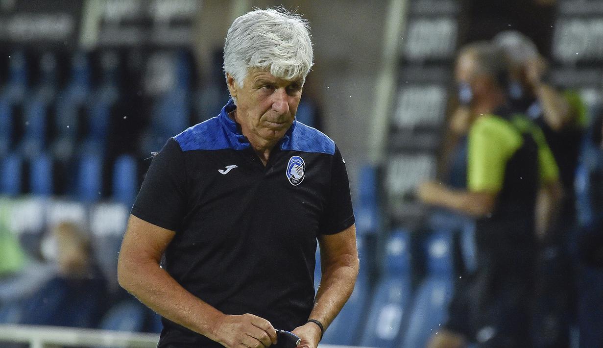Pelatih Atalanta, Gian Piero Gasperini, memperhatikan pemainnya saat menghadapi Sampdoria pada laga lanjutan Serie A pekan ke-31 di Gewiss Stadium, Kamis (9/7/2020) dini hari WIB. Atalanta menang 2-0 atas Sampdoria. (Gianluca Checchi/LaPresse via AP)