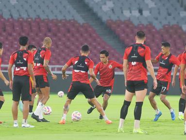 Pemain Persija Jakarta menggelar sesi latihan jelang menghadapi Persebaya Surabaya pada laga pekan ke-28 BRI Liga 1 2024-2025 di Stadion Utama Gelora Bung Karno, Jakarta, Jumat, (11/4/2025). (Bola.com/M Iqbal Ichsan)