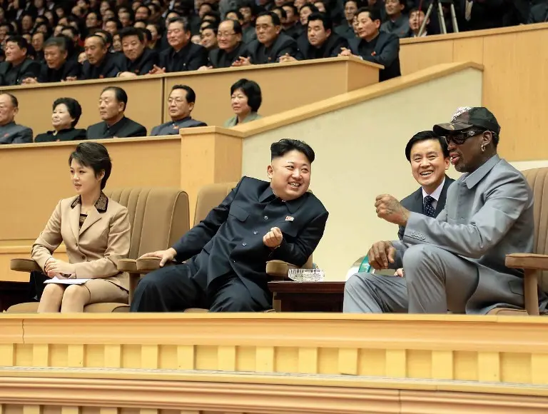 Dennis Rodman foto diambil pada 8 Januari 2014 dan diterbitkan oleh  Korean Central News Agency (KCNA) January 9, 2014 . Keduanya menonton pertandingan basket di Pyongyang (AFP/KCNA)