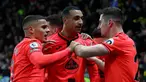 Pemain Norwich City Adam Idah (tengah) merayakan setelah gelandang Watford Juraj Kucka (tidak terlihat) mencetak gol bunuh diri pada pertandingan sepak bola Liga Inggris di Vicarage Road Stadium, Watford, Inggris, Sabtu (22/1/2022). Norwich City menang 3-0. (Adrian DENNIS/AFP)