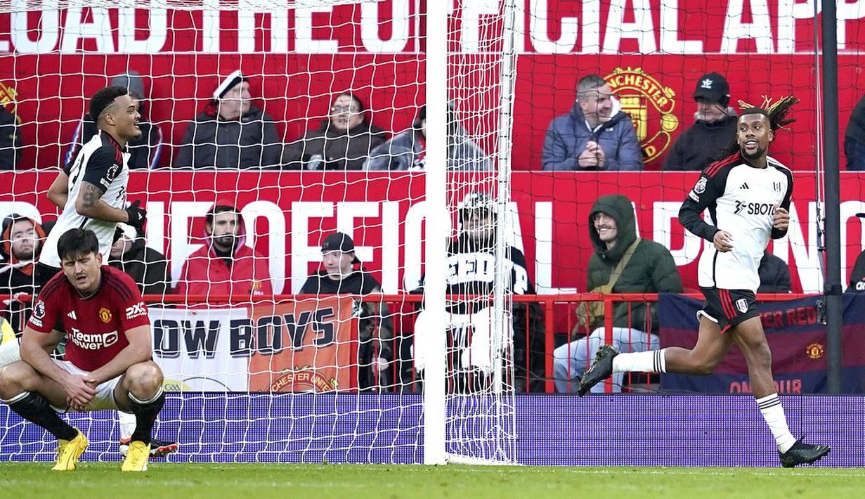 Pemain Fulham, Alex Iwobi, melakukan selebrasi setelah mencetak gol ke gawang Manchester United pada laga pekan ke-26 Premier League 2023/2024 di Stadion Old Trafford, Sabtu (24/2/2024). Fulham berhasil menang berkat gol Calvin Bassey dan Alex Iwobi. Sementara gol Setan Merah dicetak oleh Harry Maguire. (AP Photo/Dave Thompson)