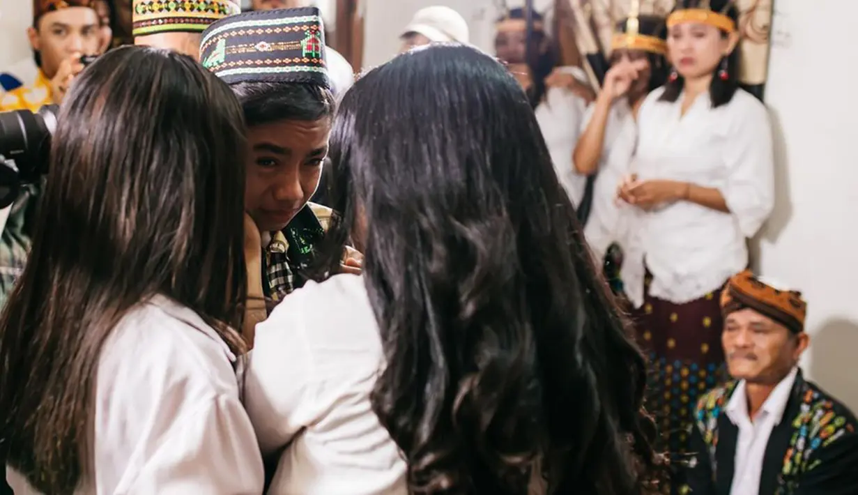 Air mata Betrand tak terbendung ketika bertemu dengan ibu kandungnya yang tercinta. (Liputan6.com/IG/@ruben_onsu)