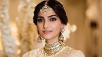 Setelah menikah dengan Anand Ahuja, Sonam Kapoor resmi menyandang nama baru (Instagram/@bridestoday)