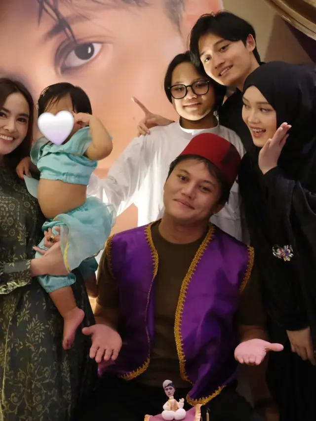 Mahalini saat Beri Kejutan Ulang Tahun Rizky Febian ke-28 bersama adik-adiknya. [@putridelinaa]