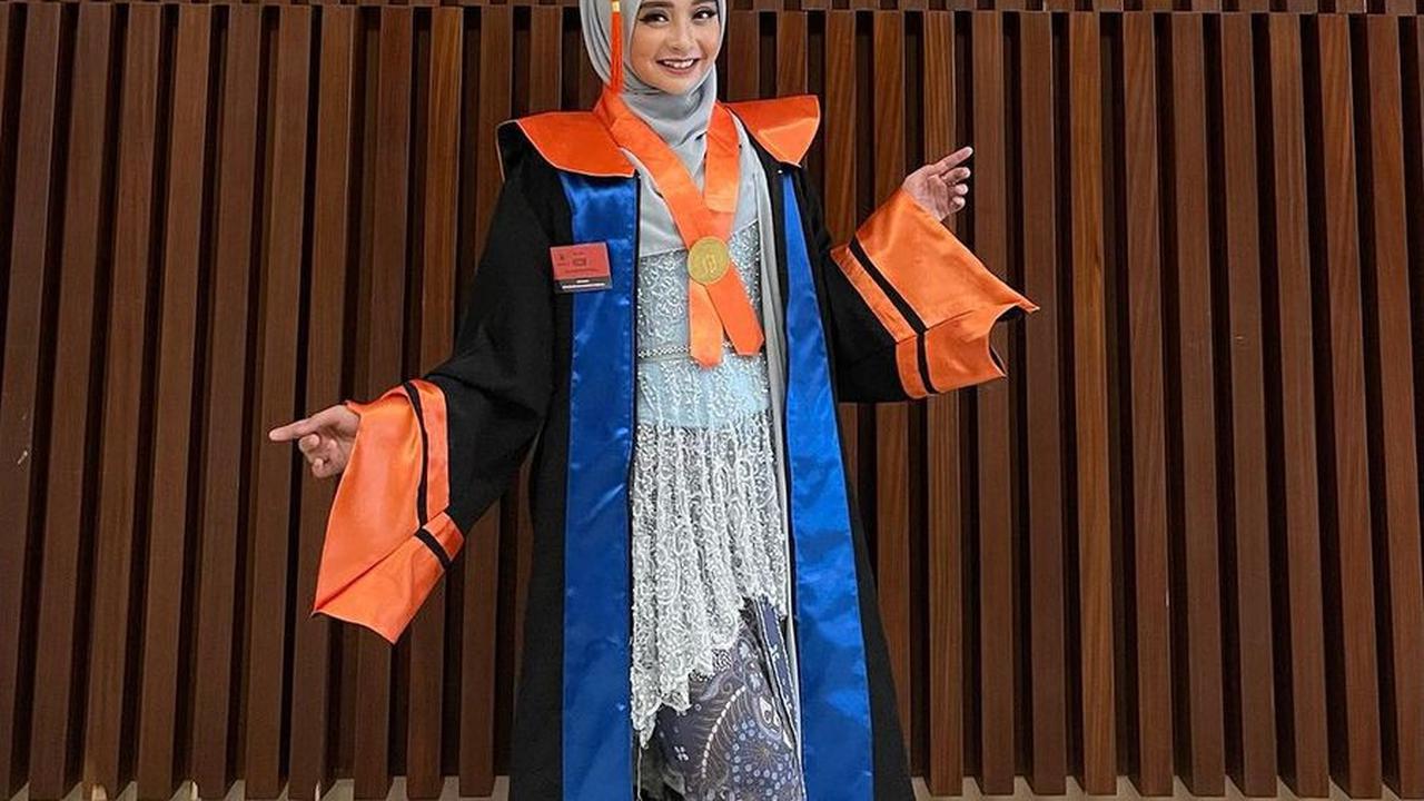 Inilah foto Ega yang sangat menawan saat menghadiri wisuda pada tahun 2023.&nbsp;