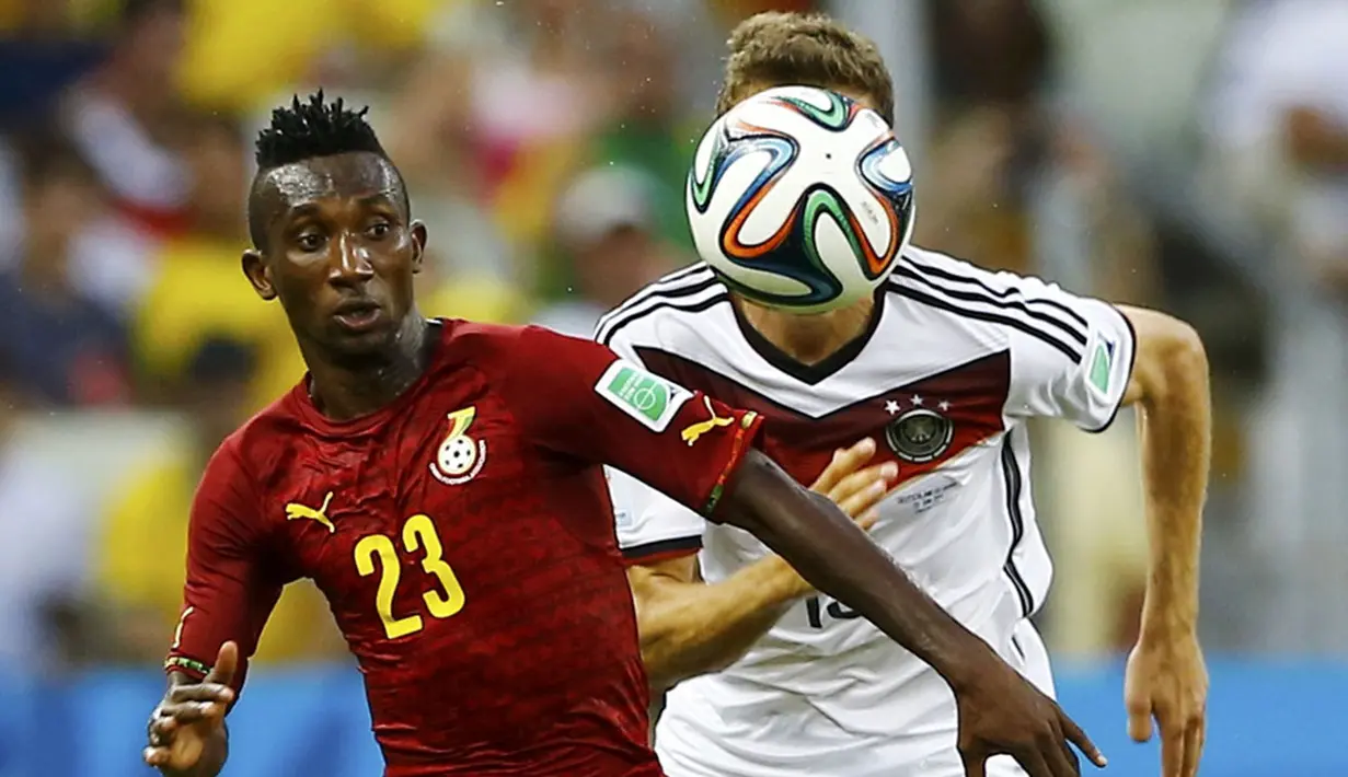 Pemain belakang Ghana, Harrison Afful (kiri), berebut bola dengan penyerang Jerman, Thomas Mueller, saat berlaga di penyisihan Piala Dunia 2014 Grup G di Stadion Castelao, Fortaleza, Brasil, (22/6/2014). (REUTERS/Marcelo Del Pozo)
