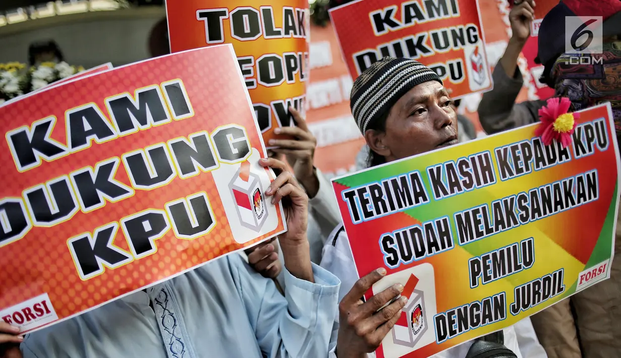 Massa yang tergabung dalam Forum Santri Indonesia menggelar aksi di depan Gedung KPU RI, Jakarta, Senin (6/5/2019). Dalam aksinya, massa juga mengajak seluruh elemen bangsa memberikan dukungan penuh terhadap KPU RI. (Liputan6.com/Faizal Fanani)