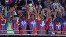 Para pemain Crystal Palace merayakan gelar juara setelah mengalahkan Manchester City dalam laga final Piala FA yang berlangsung di Stadion Wembley, London, Inggris, Sabtu (17/05/2025). (AP Photo/Kirsty Wigglesworth)