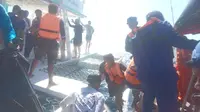 Proses evakuasi wisatawan saat kapal terbakar. (Liputan6.com/ Ola Keda)