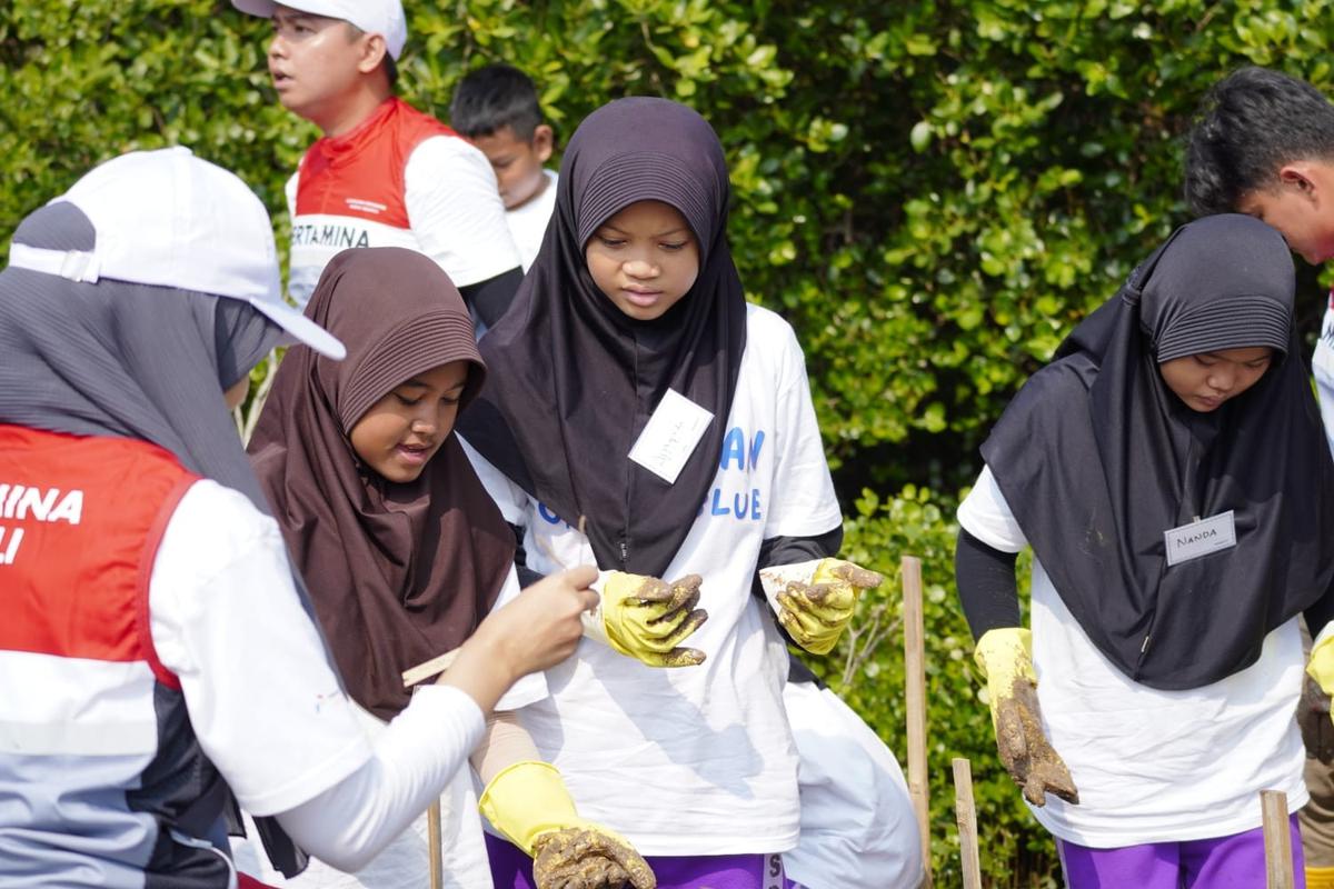 Pertamina dan Siswa SD Tanam Puluhan Ribu Mangrove di Pantai Tanjung Pasir