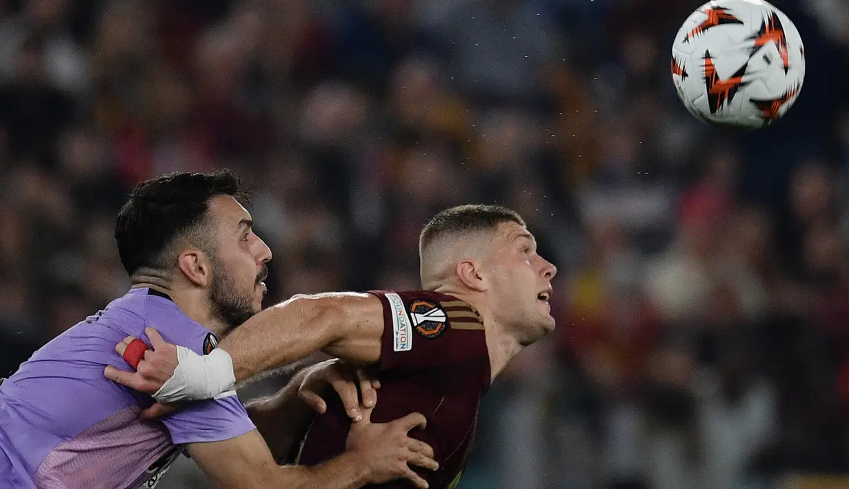 Bek Athletic Bilbao, Aitor Paredes (kiri) berebut bola dengan Artem Dovbyk (AS Roma) saat laga matchday 1 League Phase Liga Europa 2024/2025 di stadion Olimpico, Roma, pada Kamis 26 September 2024 atau Jumat (27/9/2024) dini hari WIB. (Filippo MONTEFORTE/AFP)