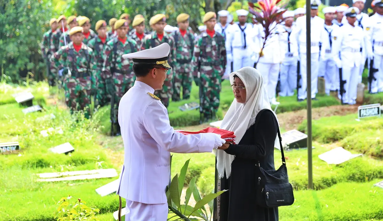 Selain sebagai aktor, Almarhum Amoroso Katamsi sebagai angkatan dengan pangkat terakhir Laksamana Satu TNI Purnawirawan. Almarhum meninggal dalam usia 79 tahun karena sakit komplikasi pada hari ini, Selasa (17/4) dini hari. (Nurwahyunan/Bintang.com)