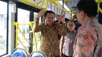 Ahok menaiki bus Transjakarta hingga ke Halte Balai Kota DKI Jakarta. (Liputan6.com/ Delvira Chaerani Hutabarat)