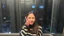 Ini adalah foto Jessica Mila yang dijepret oleh Yakup Hasibuan. Kenakan dress simpel hitam dan sweater hitam – putih, penampilan Jessica Mila ini membuat dirinya dipuji gemas apalagi sembari berpose peace dan pamer senyuman manisnya. Warna tas yang selaras dengan dress mendukung OOTD Mila. Dengan polesan makeup natural, tak mengurangi pesona menantu Otto Hasibuan ini. (Liputan6.com/IG/@yakuphasibuan)