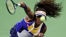 Petenis Jepang, Naomi Osaka melakukan pukulan servis saat melawan Angelique Kerber dalam putaran pertama AS Terbuka 2017 di New York (29/8). Osaka adalah petenis yang lahir di kota Osaka, Jepang pada 19 tahun silam. (AP Photo / Frank Franklin II)