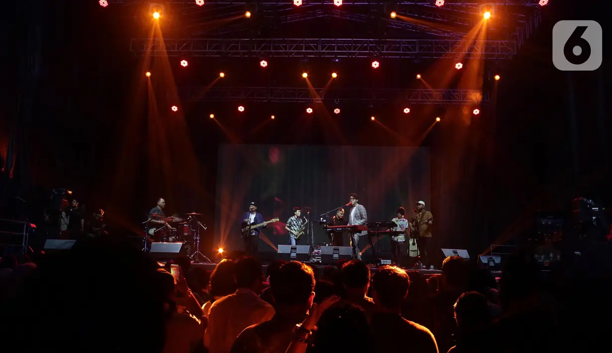 Penyanyi Ardhito Pramono bersama rekannya saat tampil di hari pertama gelaran We The Fest 2022 di GBK Sports Complex Jakarta, Jumat (23/9/2022). Pelantun lagu "Sudah" itu tampil di Another Stage, salah satu panggung We The Fest 2022. (Liputan6.com/Helmi Fithriansyah)