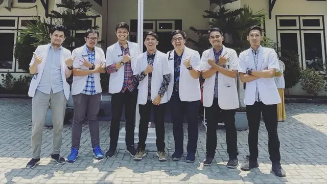 Jadi Dokter Muda, Ini 5 Potret Iqhbal Juara LIDA 2021 saat Pakai Jas Putih