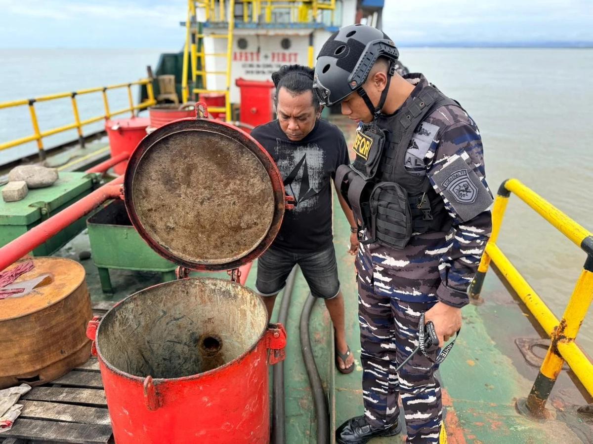 FOTO: TNI AL Amankan Dua Kapal Terkait Dugaan Distribusi BBM Ilegal di Makassar