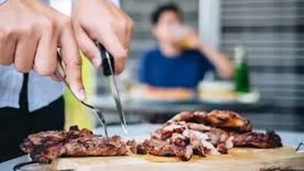 Ilustrasi mengkonsumsi daging kambing (Istimewa)