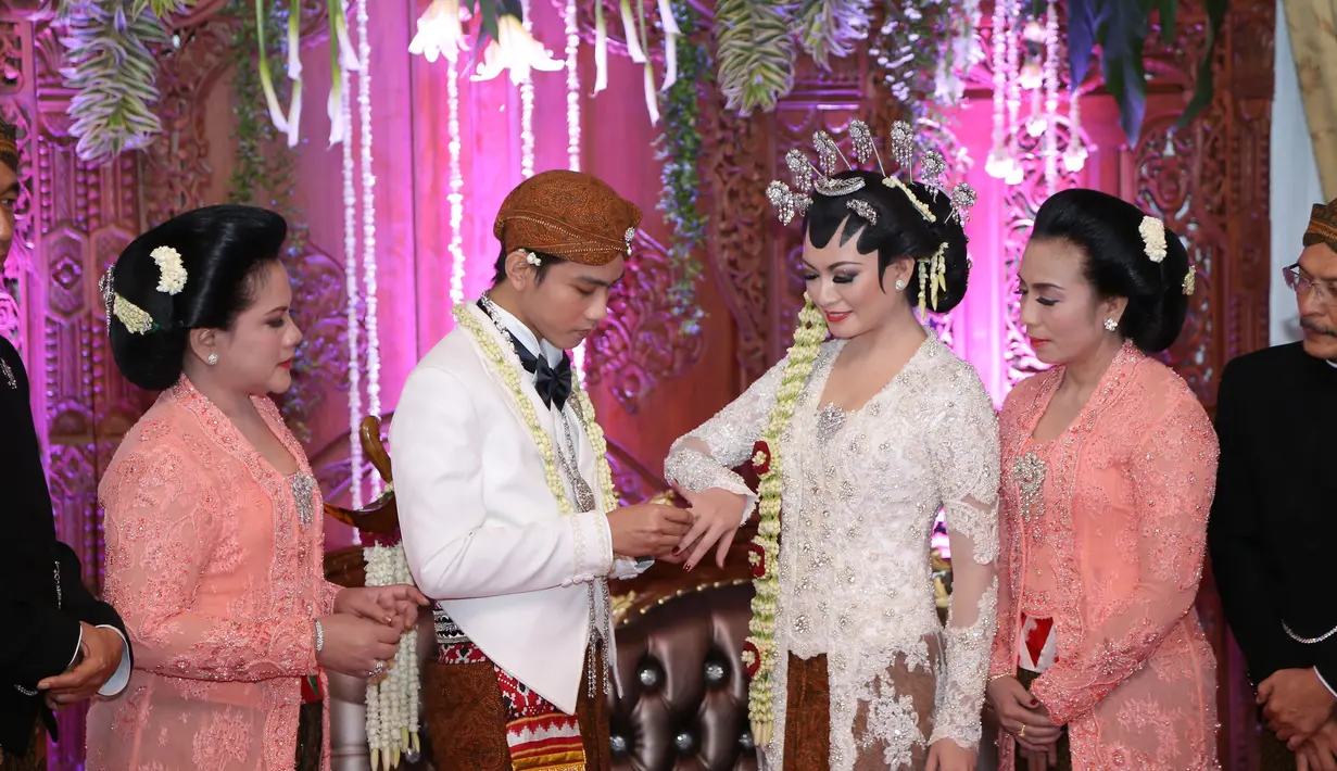 Ekspresi bahagia terpancar dari wajah Selvi Ananda saat Gibran Rakabuming memakaikan cicin ke jari manisnya. (Galih W. Satria/Bintang.com)