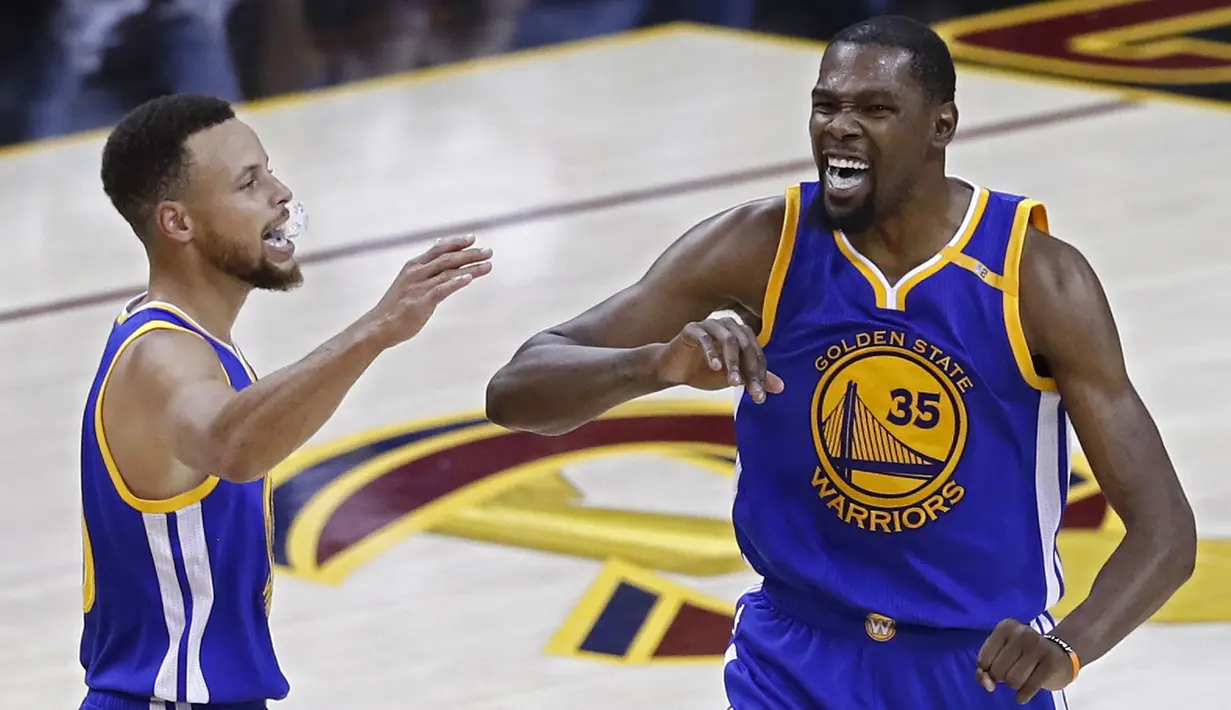 Pemain Golden State Warriors, Kevin Durant dan Stephen Curry melakukan selebrasi saat bertanding melawan pada Gim 3 Final NBA 2017, Rabu (7/6/2017). Warriors menang 118-113. (EPA/Larry W. Smith)