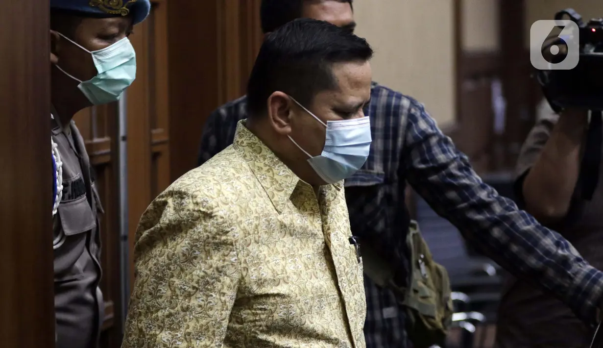 Terdakwa kasus suap penghapusan red notice Djoko Tjandra, Irjen (Pol) Napoleon Bonaparte (tengah) bersiap menjalani sidang pembacaan putusan di Pengadilan Tipikor, Jakarta, Rabu (10/3/2021). Majelis Hakim memvonis terdakwa empat tahun penjara dan denda Rp100 juta. (Liputan6.com/Helmi Fithriansyah)