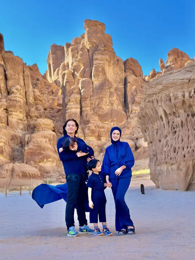 6 Gaya Keluarga Good Looking Roger Danuarta dan Cut Meyriska Lakoni Pemotretan di Al Ula, Kompak Serba Biru