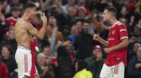 Pemain Manchester United atau MU Cristiano Ronaldo dengan rekan setimnya merayakan gol penentu ke gawang Villarreal dalam pertandingan Grup F Liga Champions di Old Trafford, Kamis (30/9/2021) dini hari WIB. (AP Photo /Dave Thompson)