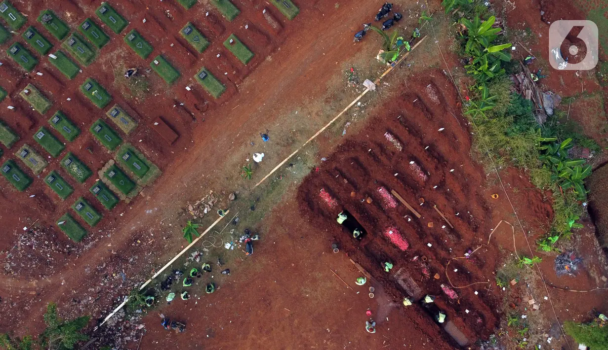 Foto udara lokasi pemakaman pasien terinfeksi COVID-19 di TPU Pondok Ranggon, Jakarta, Senin (10/8/2020). Berdasar data di web corona.jakarta.go.id, Senin (10/8), kasus positif Covid-19 di Jakarta 26.193 orang, 16.446 dinyatakan sembuh dan 940 meninggal dunia. (Liputan6.com/Helmi Fithriansyah)
