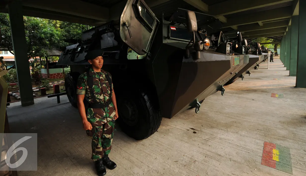 Seorang prajurit TNI bersiap di sisi kendaraan taktis Anoa di Markas Yonif Mekanis 201/Jaya Yudha, Jakarta, Rabu (2/9/2015). (Liputan6.com/Helmi Fithriansyah)