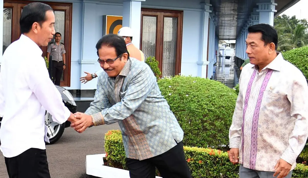 Presiden Joko Widodo didampingi Menteri ATR/Kepala Badan Pertanahan Nasional Sofyan Djalil dan Kepala Staf Kepresidenan Moeldoko sebelum bertolak ke Provinsi Lampung dari Lanud Halim Perdanakusuma, Jakarta, Minggu (21/1). (Foto: Biro Pers Setpres)