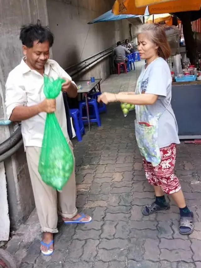 Bikin Haru, Demi Beri Makan Kucing Tunawisma Ini Rela Berjualan Jeruk