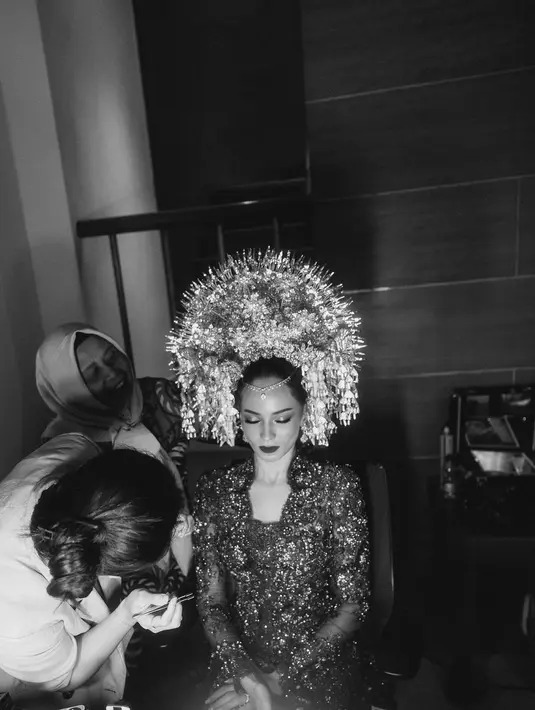 Penampilannya dilengkapi suntiang khas pengantin Minang, ditambah aksesori berupa gelang dan anting. [Foto: IG/enzystoria.].