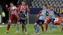 Gelandang Borussia Monchengladbach, Florian Neuhaus, berebut bola bek SC Freiburg, Christian Guenter, pada laga lanjutan Bundesliga di Freiburg, Jumat (5/6/2020) waktu setempat. Monchengladbach kalah 0-1 atas Freiburg. (AFP/Ronald Wittek/Pool)