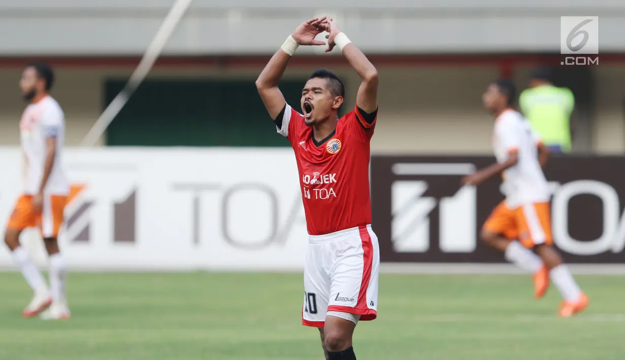 Pemain Persija, Bambang Pamungkas meluapkan ekspresi saat gagal mencetak gol ke gawang Perseru pada lanjutan Liga 1 Indonesia di Stadion Patriot Candrabhaga, Bekasi, Selasa (19/9). Laga dimenangkan Persija 1-0. (Liputan6.com/Helmi Fithriansyah)