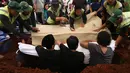 Kedua anak Yockie juga ikut masuk dalam liang lahat membantu memakamkan ayahnya. Salah satu putranya melantunkan adzan sebelum akhirnya jenazah di urug dengan tanah. (Nurwahyunan/Bintang.com)