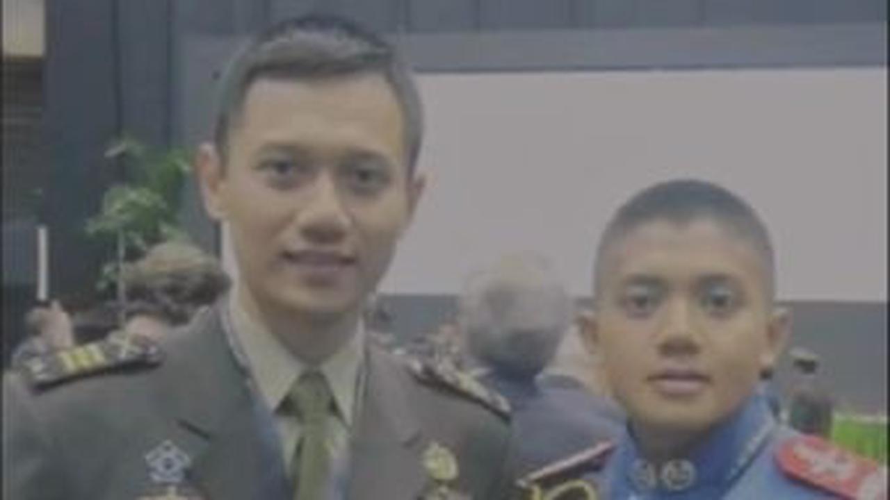 Foto tersebut diambil ketika AHY masih aktif berdinas di militer dan berpangkat Kapten TNI.