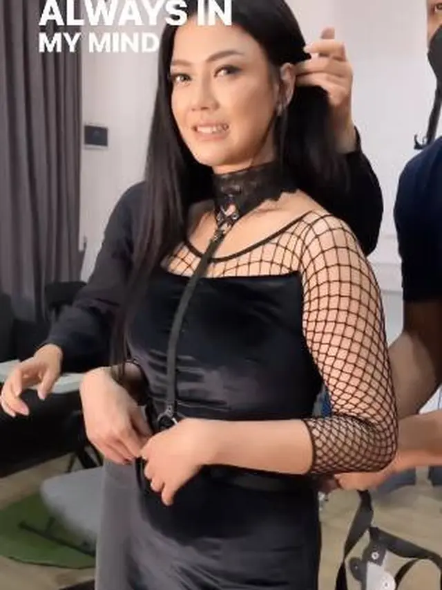 7 Pemotretan Nita Gunanawan dengan Busana Hitam Ini Makin Memesona