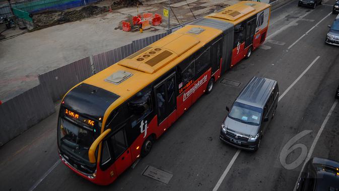 Bus TransJakarta melintasi di kawasan Bundaran HI, Jakarta, Senin (9/3/2015). PT Transjakarta menghentikan operasional 30 bus merek Zhongtong pasca insiden terbakarnya bus buatan Tiongkok itu pada Minggu (8/3) kemarin. (Liputan6.com/Faizal Fanani)