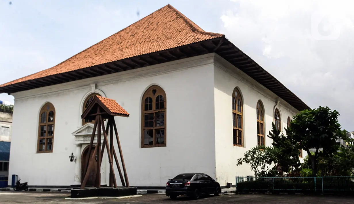 Suasana Gereja Sion yang berada di sudut Jalan Pangeran Jayakarta, Taman Sari, Jakarta Barat, Jumat (23/12/2022). Gereja Sion atau dikenal juga dengan nama Portygeesche Buintenkerk yang usianya mencapai 326 tahun. Namanya Gereja Portugis, bukan berati didirikan oleh orang Portugis, melainkan orang Belanda. Setelah Indonesia Merdeka, Portugreesche Buitenkerk berganti nama menjadi Gereja Portugis. (Liputan6.com/Johan Tallo)