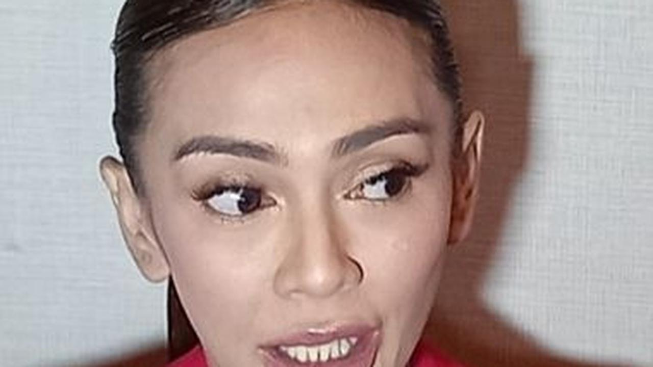 "Awal mula aku terlibat film ini dengan melalui proses screentest dulu. Setelah dua minggu kemudian aku dipanggil bertemu sutradara untuk ngebahas kalau harus naik berat badan, interaksi dengan ular dan latihan menari untuk jadi Sinden,"