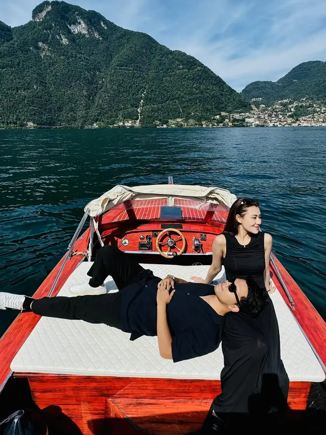 7 Potret Aaliyah Massaid dan Thoriq Halilintar Naik Speed Boat Mewah di Danau Como