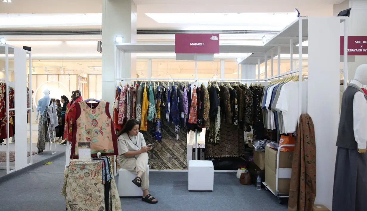 Marabit, brand yang berdiri pada 2025, memamerkan koleksi wastra bernuansa modern di Parade Wastra Nusantara yang digelar 8–10 Agustus 2025 di Kota Kasablanka. (foto/dok: fimela.com)